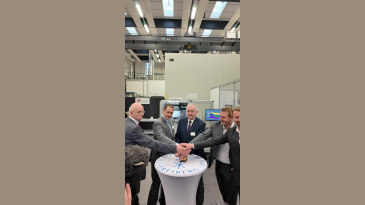 thumbnail of medium Minister weiht einen neuen Hightech-Multimaterial-Drucker ein
