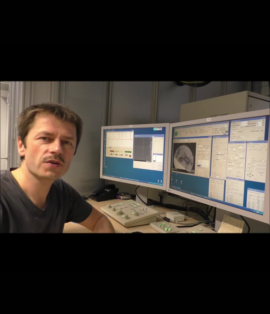 Influence of sample tilting on HRTEM contrasts